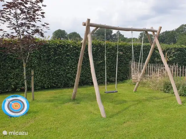 Het Griet en Países Bajos, Güeldres, Doesburg - casa vacacional Además de la cama elástica y el trampolín, hay un columpio para los niños.