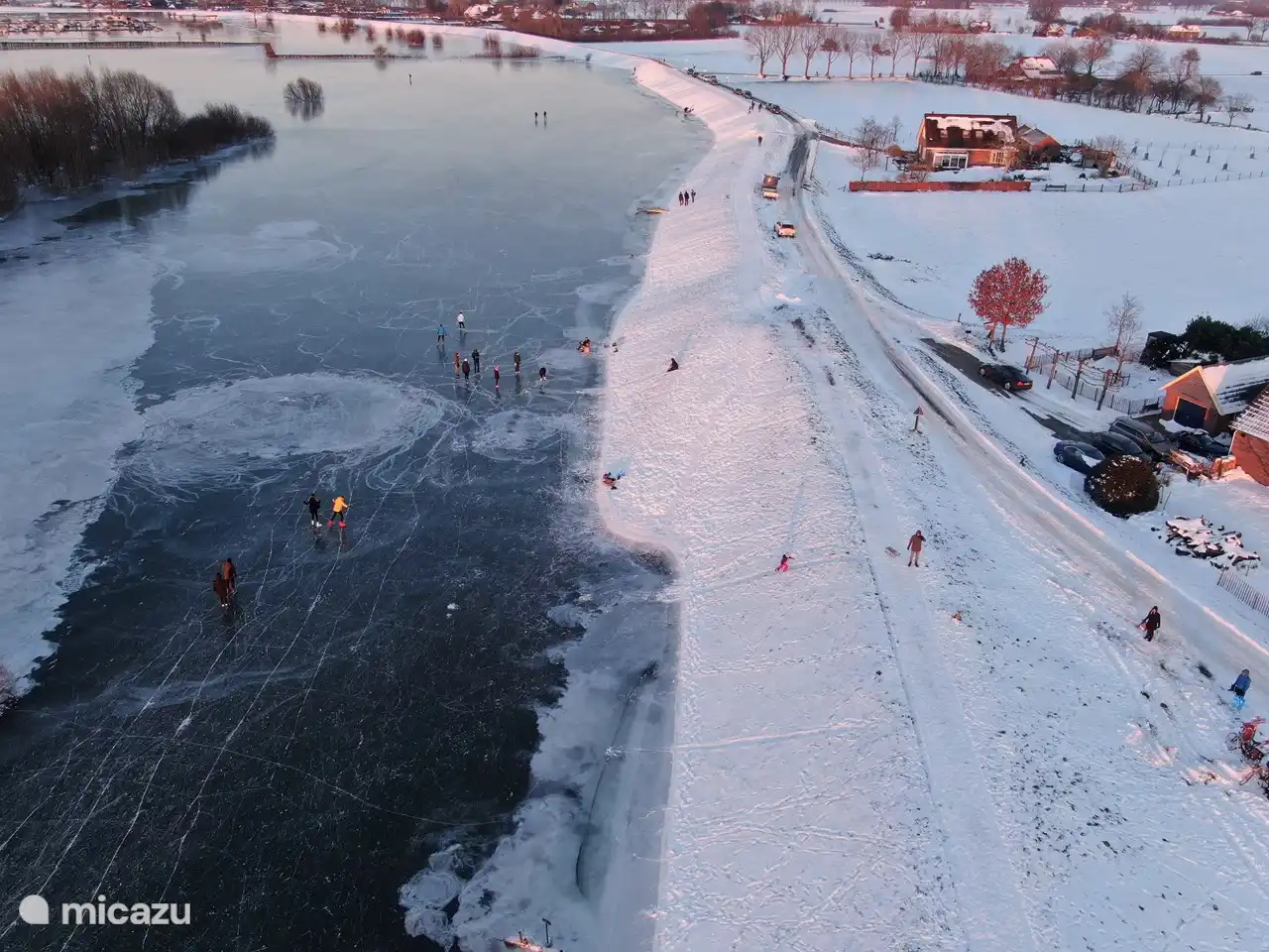 Hochwasser, Schnee und dann anhaltender Frost gaben unseren Gästen die Möglichkeit, auf dem Deich Langlauf zu machen und auf den Auen Schlittschuh zu laufen.
