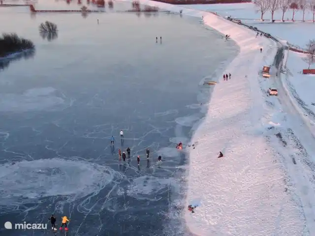 Het Griet en Países Bajos, Güeldres, Doesburg - casa vacacional El agua alta, la nieve y luego las heladas prolongadas dieron a nuestros invitados la oportunidad de esquiar a campo traviesa en el dique y patinar en las llanuras aluviales.