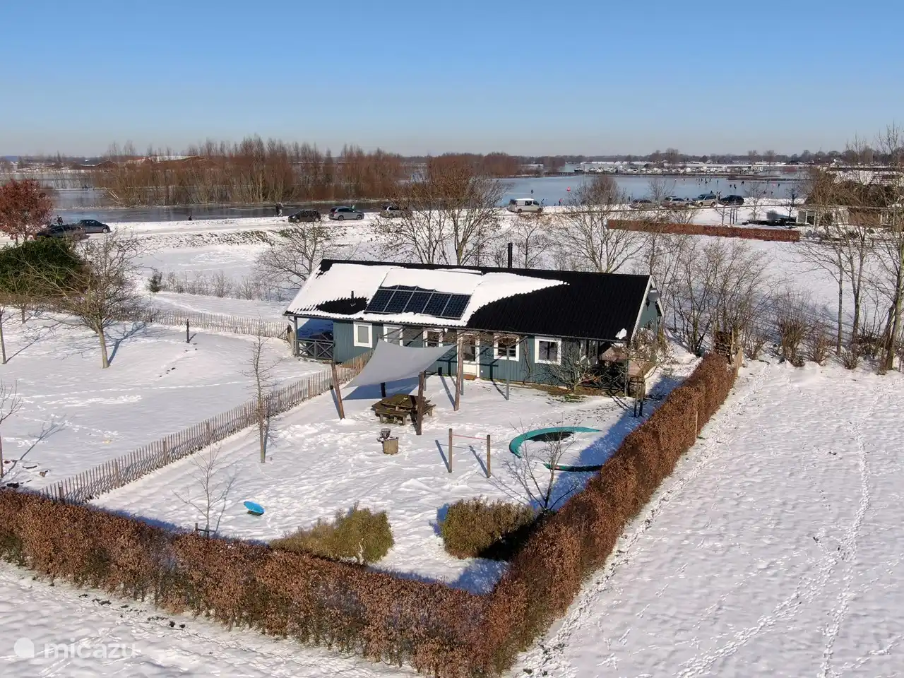 Im Hintergrund die größte Eisbahn Gelderlands (März 2021).