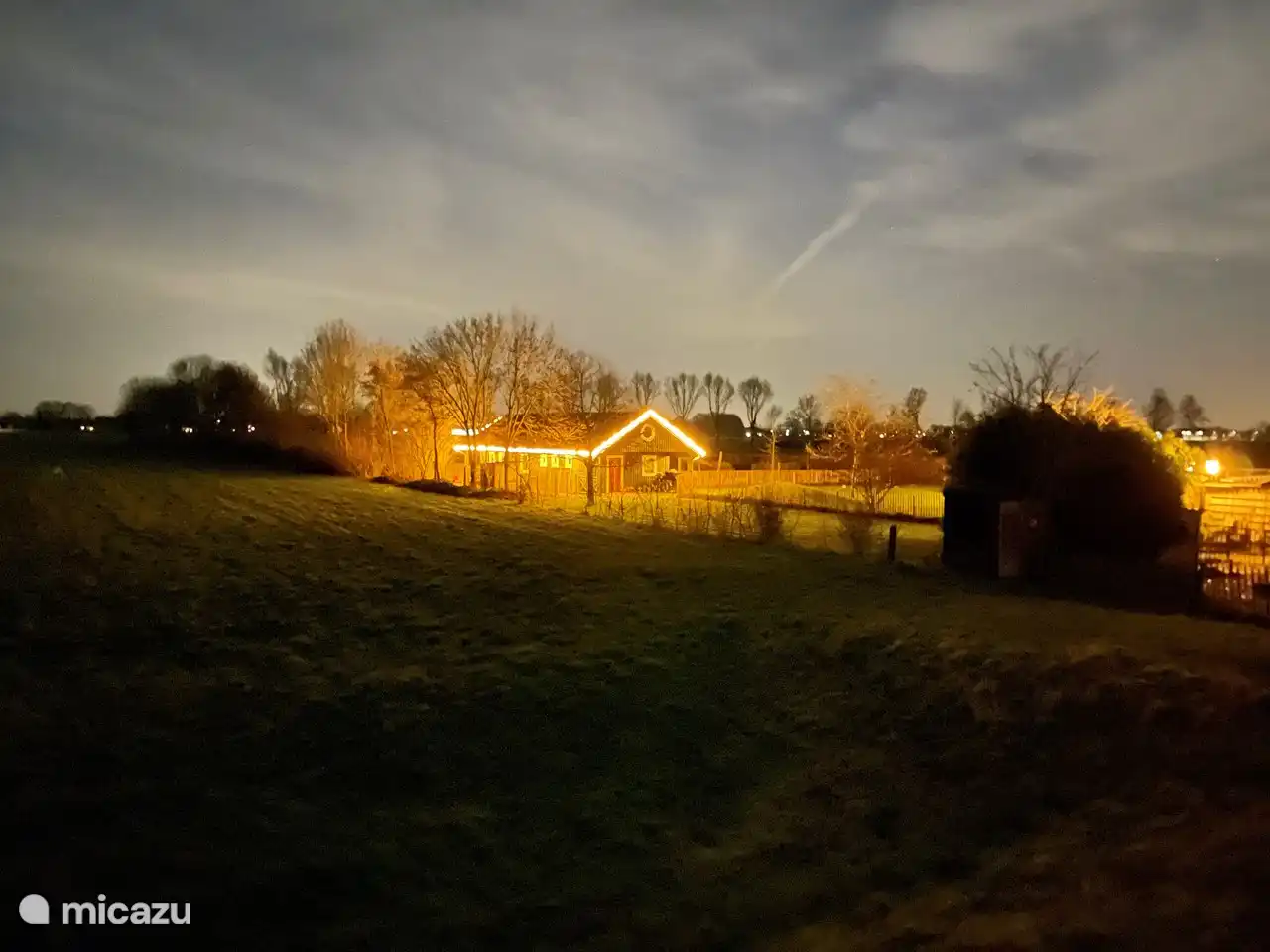 Fotoeindruck mit langer Verschlusszeit, an einem dunklen Winterabend.