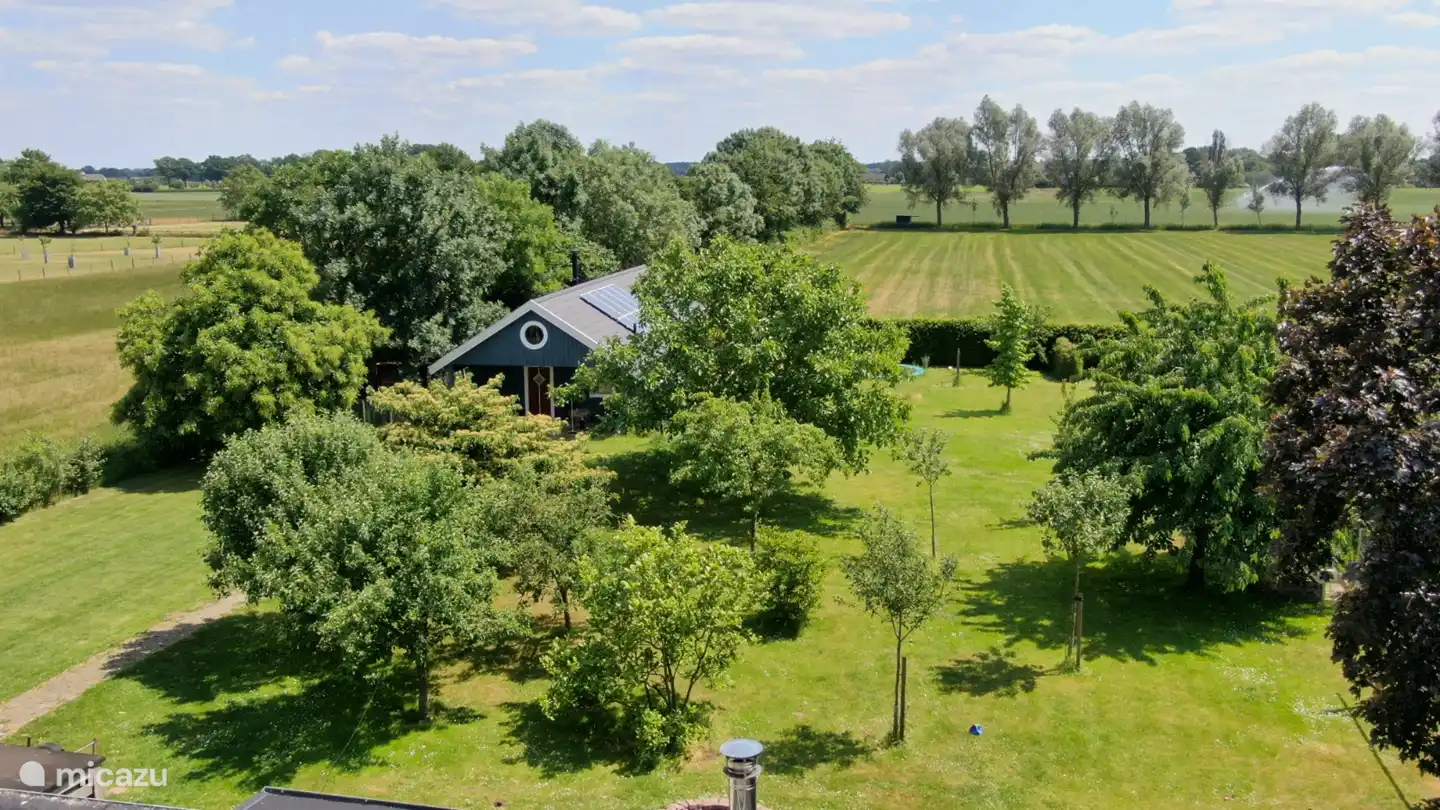 Der Blick nach hinten bietet viel Natur und Privatsphäre.