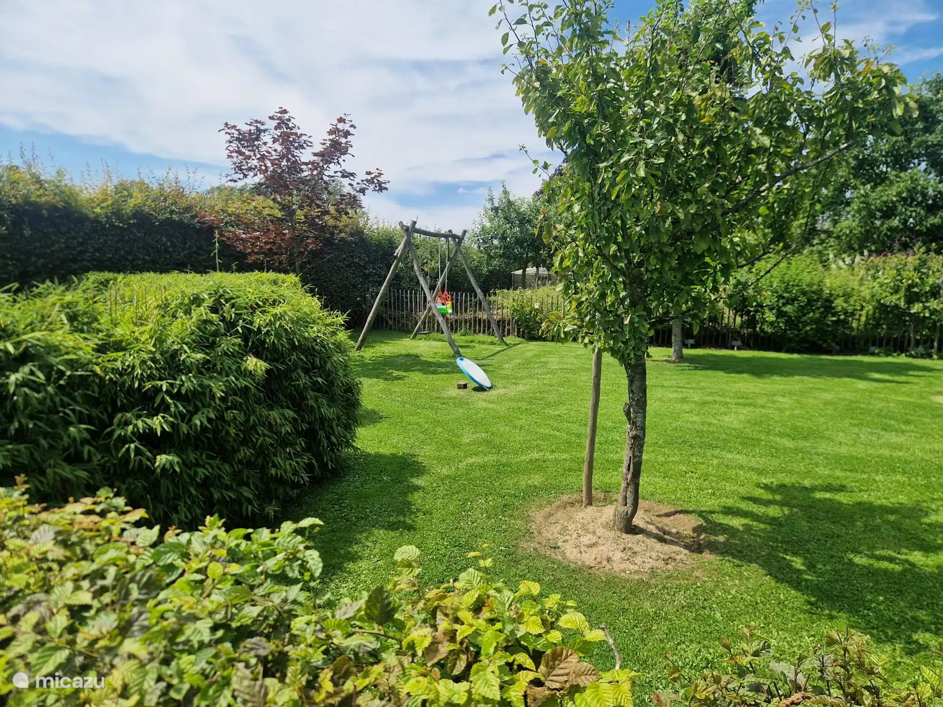 Für die Kinder gibt es eine Schaukel, von der 1 Seite ein Kindersitz ist.