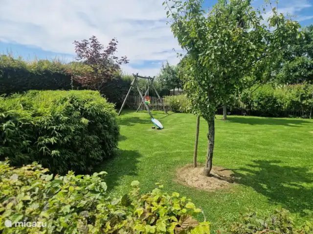Het Griet en Países Bajos, Güeldres, Doesburg - casa vacacional Para los niños hay un columpio, 1 de cuyos lados hay una silla de bebé.