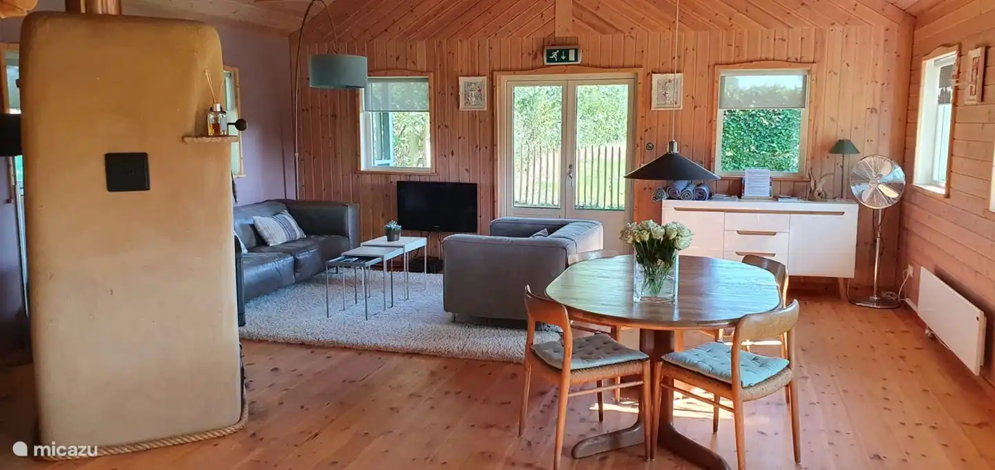 Das Wohnzimmer mit einem Teil des Lehmofens links. TV, Internet ist selbstverständlich inklusive.