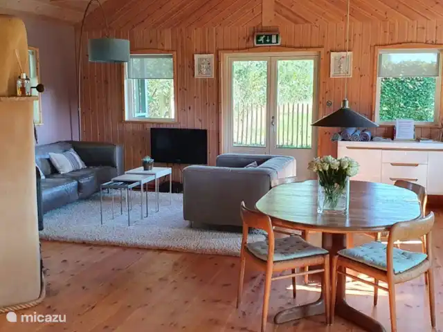 Het Griet en Países Bajos, Güeldres, Doesburg - casa vacacional El salón con parte de la estufa de barro a la izquierda. TV, internet por supuesto está incluido.
