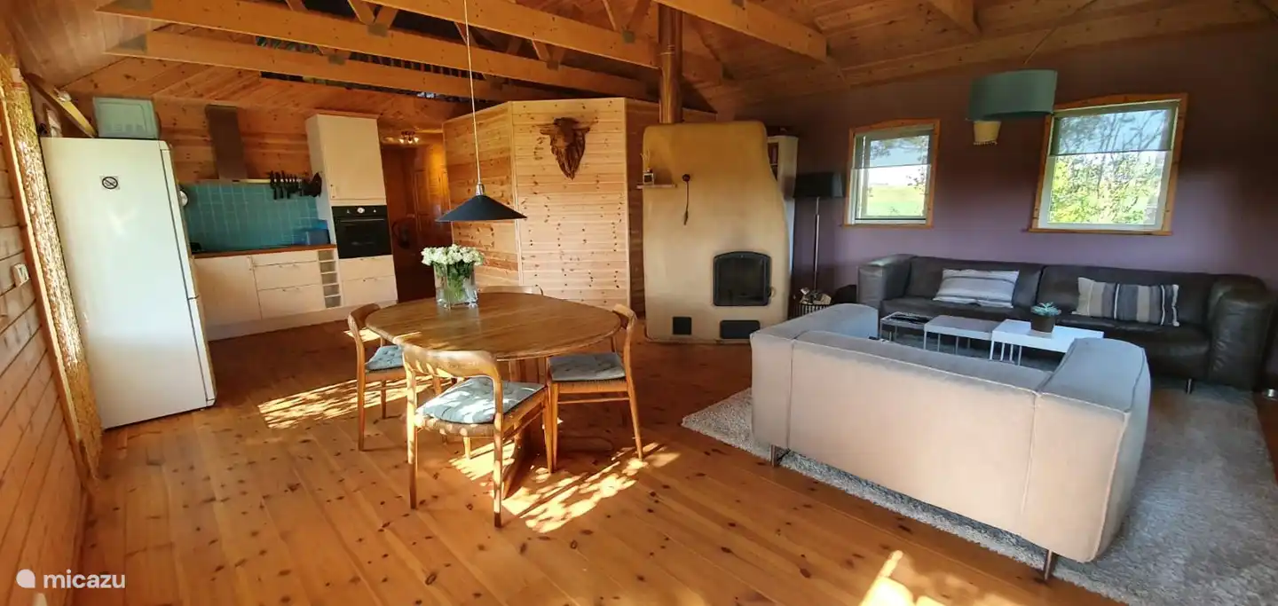 Der Tisch wurde jetzt durch einen runden mit 5 schönen Stühlen ersetzt.