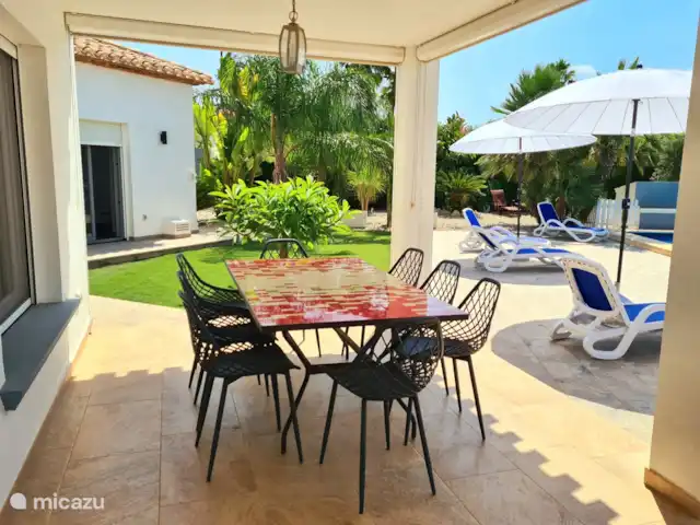 La Quimera Jávea huren in Spanje, Costa Blanca, Jávea - villa Naya (overdekt terras) met verticale zonneschermen.