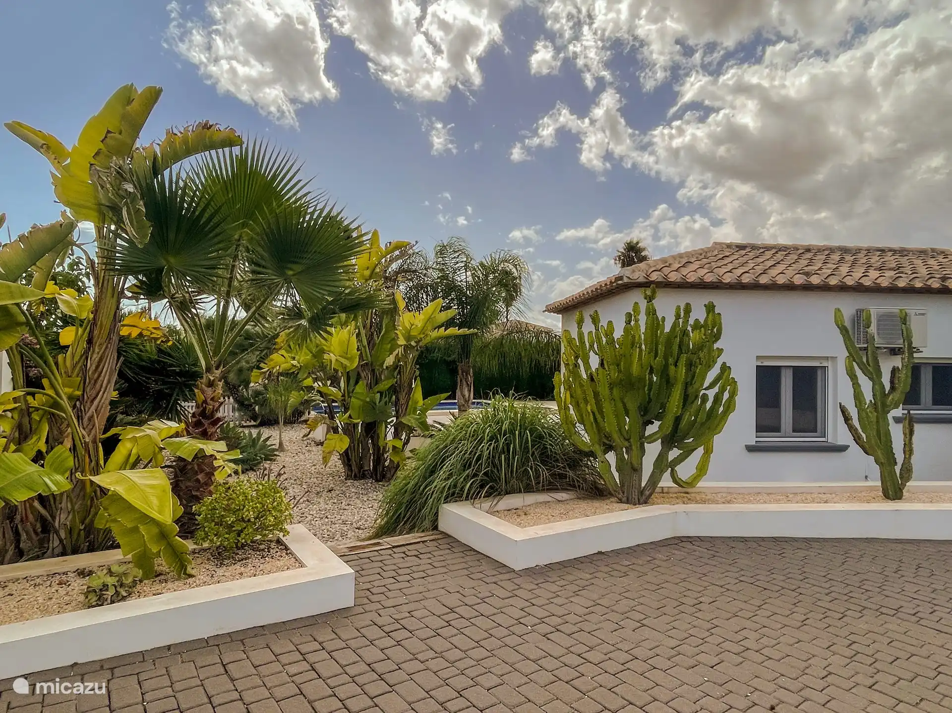 Zicht vanaf de oprijlaan.