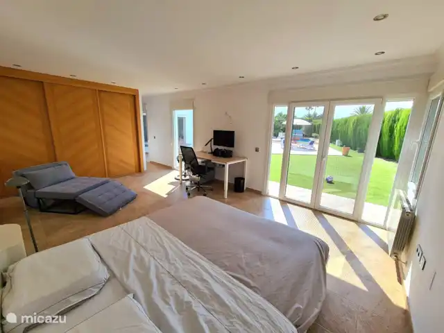 La Quimera Jávea huren in Spanje, Costa Blanca, Jávea - villa Grote slaapkamer #1 met extra bed en bureau. Snel internet in het hele huis. Directe toegang tot de tuin.