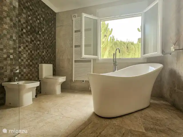 La Quimera Jávea huren in Spanje, Costa Blanca, Jávea - villa Badkamer 1 aan de linkerzijde van het huis.