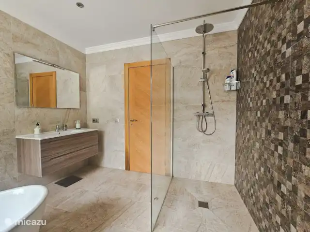 La Quimera Jávea huren in Spanje, Costa Blanca, Jávea - villa Badkamer 1 aan de linkerzijde van het huis.