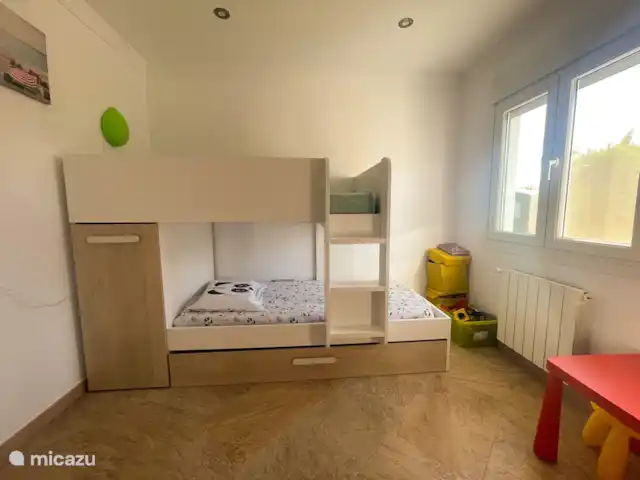 La Quimera Jávea huren in Spanje, Costa Blanca, Jávea - villa Kinderkamer met twee vaste slaapplekken en een uitschuifbed aan de onderkant. Kamer heeft airco.