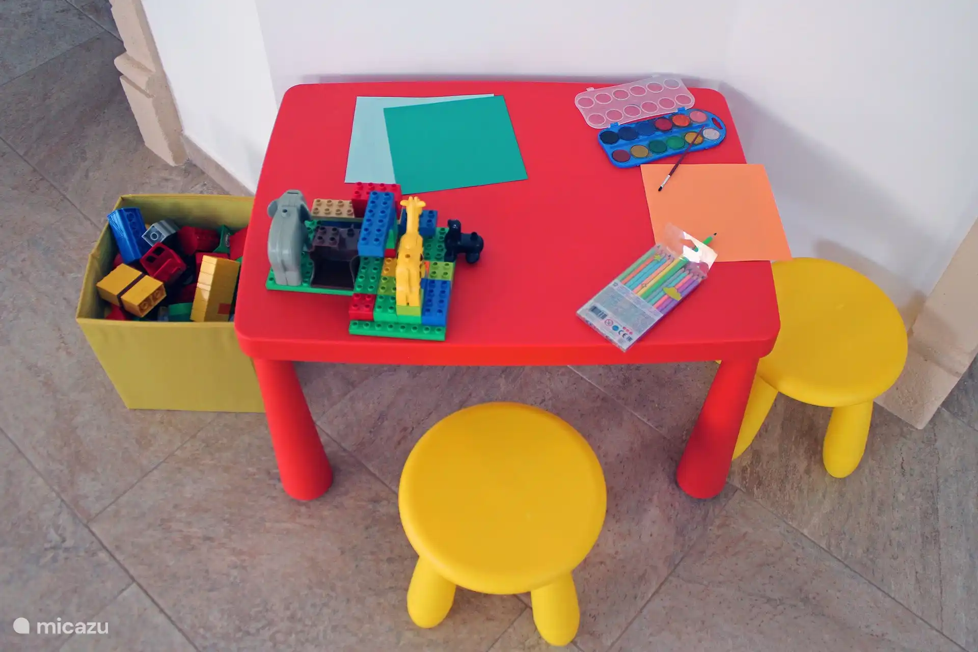 Speeltafel met leuk speelgoed.