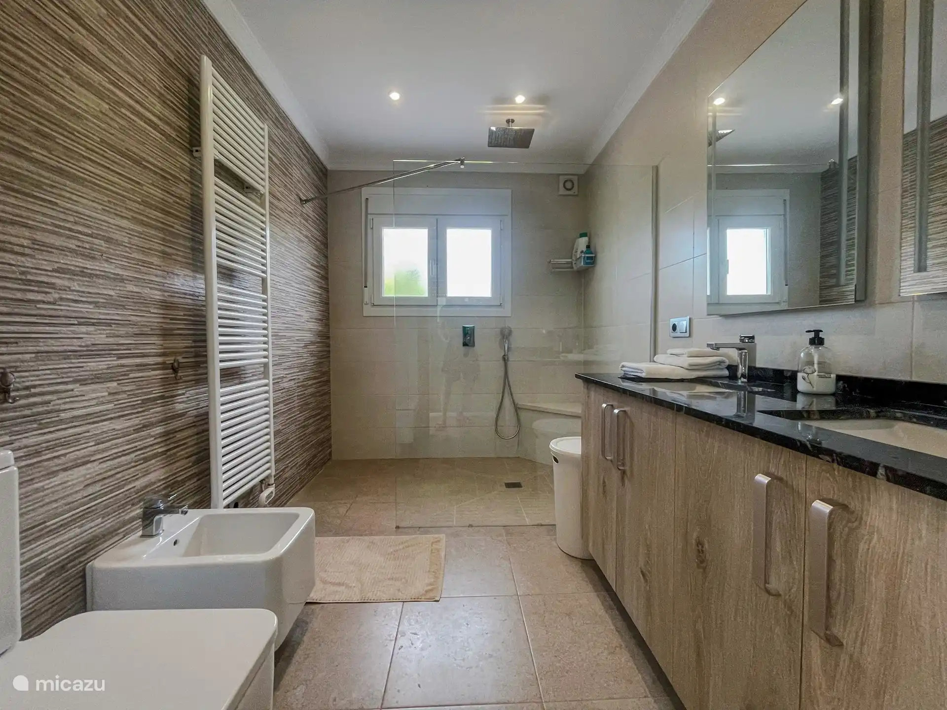 Badkamer 2 aan de rechterzijde.