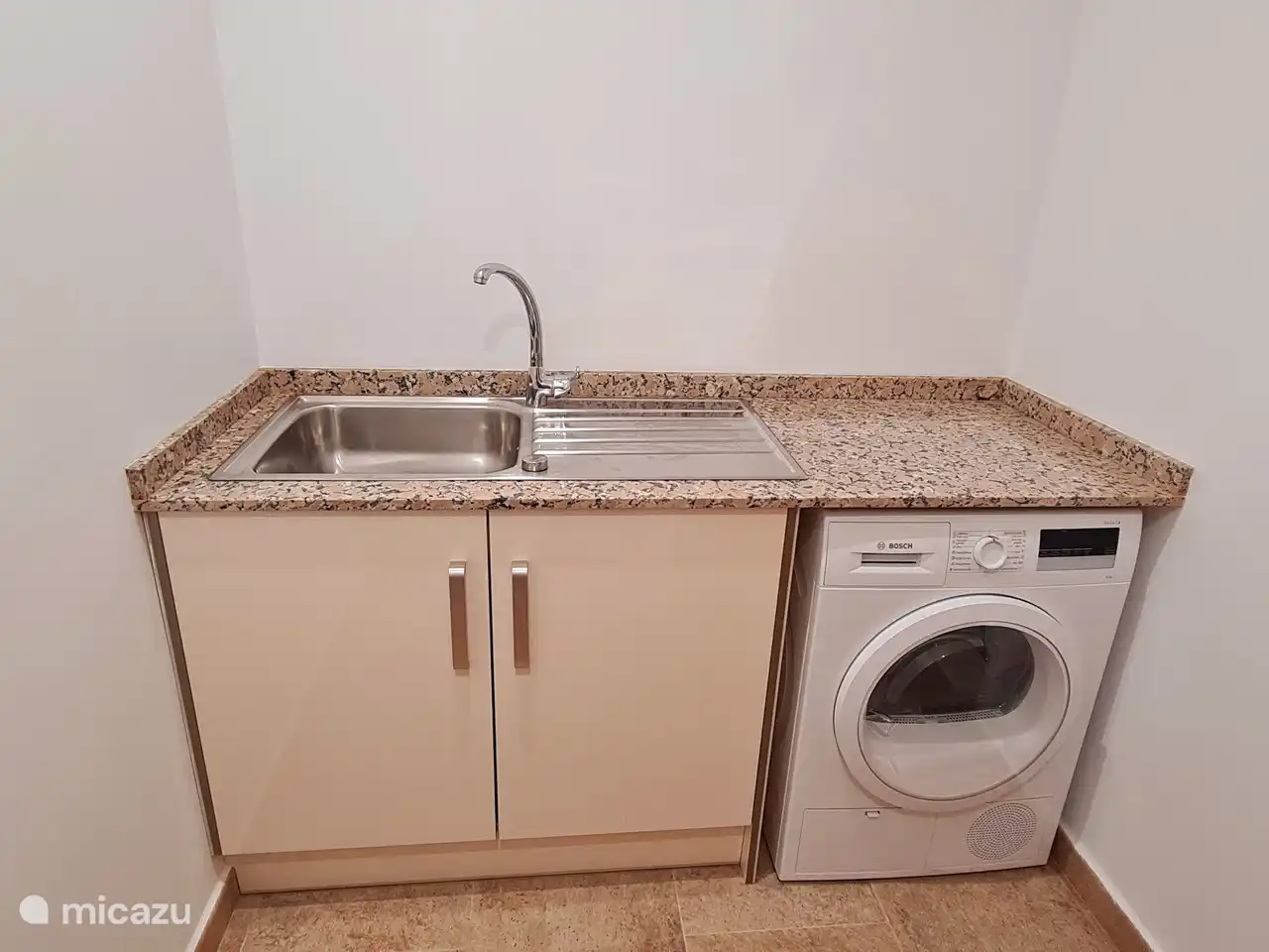 Washok met wasmachine, droger en strijkspullen