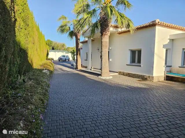 La Quimera Jávea huren in Spanje, Costa Blanca, Jávea - villa Oprijlaan naar overkapping voor de auto.
