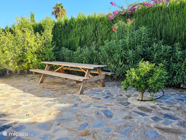 La Quimera Jávea huren in Spanje, Costa Blanca, Jávea - villa Picknickhoek naast fruitbomen.