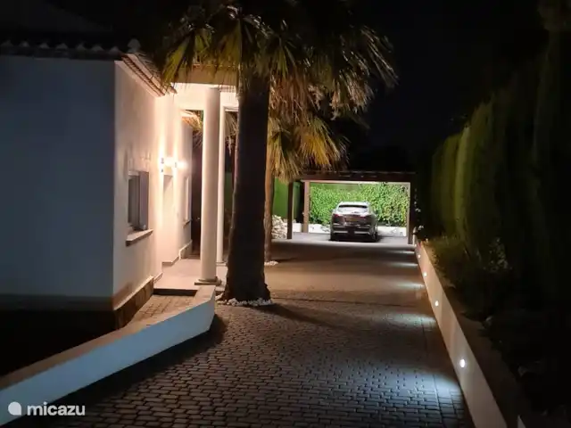 La Quimera Jávea huren in Spanje, Costa Blanca, Jávea - villa Entree in de avond, lampen gaan automatisch aan bij binnenkomst.