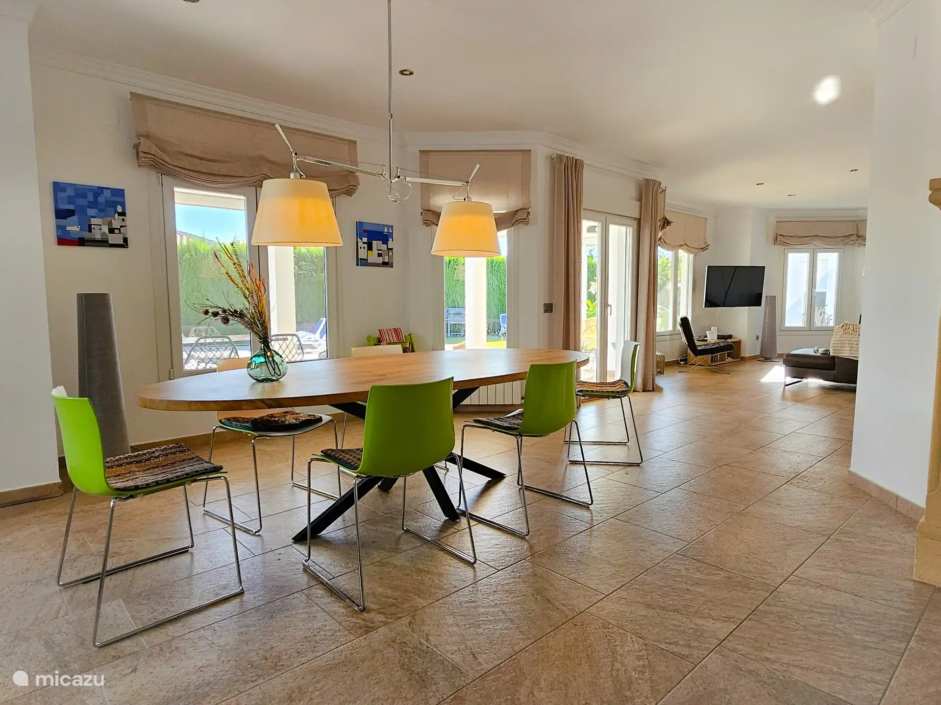 Open eetkamer naast de keuken.