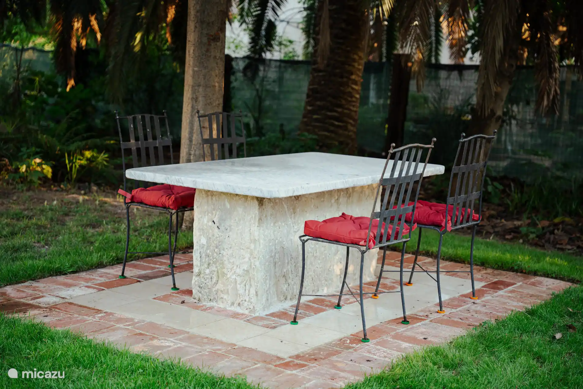 Tavolo sotto il nespolo