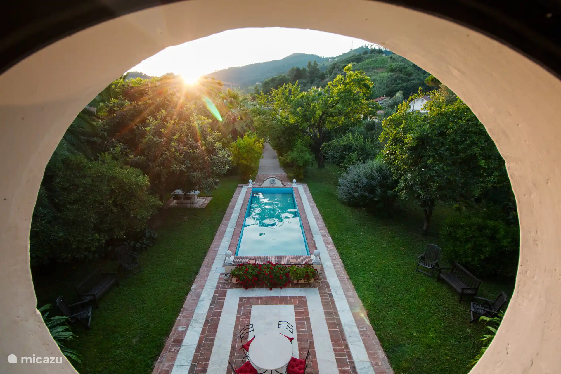 Il giardino e la piscina visti dall'oblò