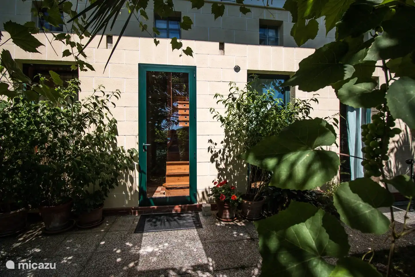 Außeneingang auf der Südseite des Hauses