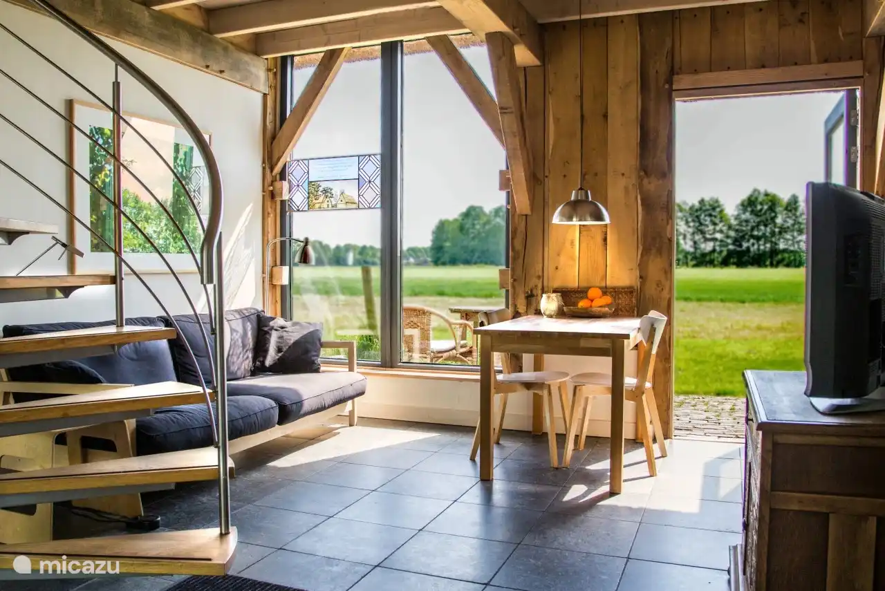 Een vrij uitzicht over de velden. Eigen terras. Vloerverwarming beneden