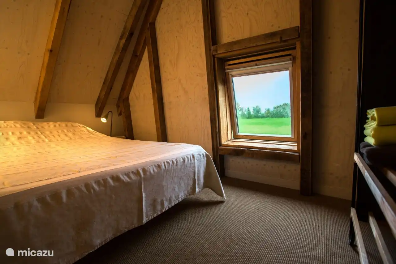 Twee slaapkamers. Een met een tweepersoonsbed en een met een eenpersoonsbed. Met een tweede toilet boven