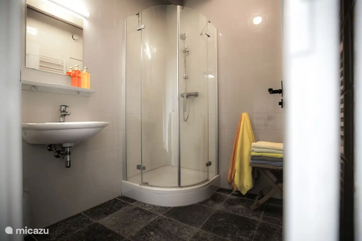 De handdoeken liggen klaar in de badkamer