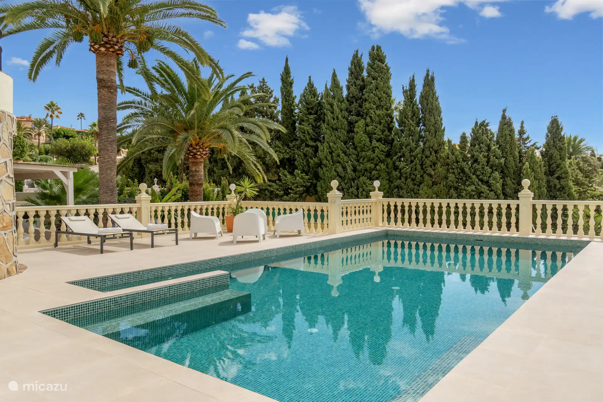 Schwimmbad mit Lounge-Sofa und begehbare Treppe