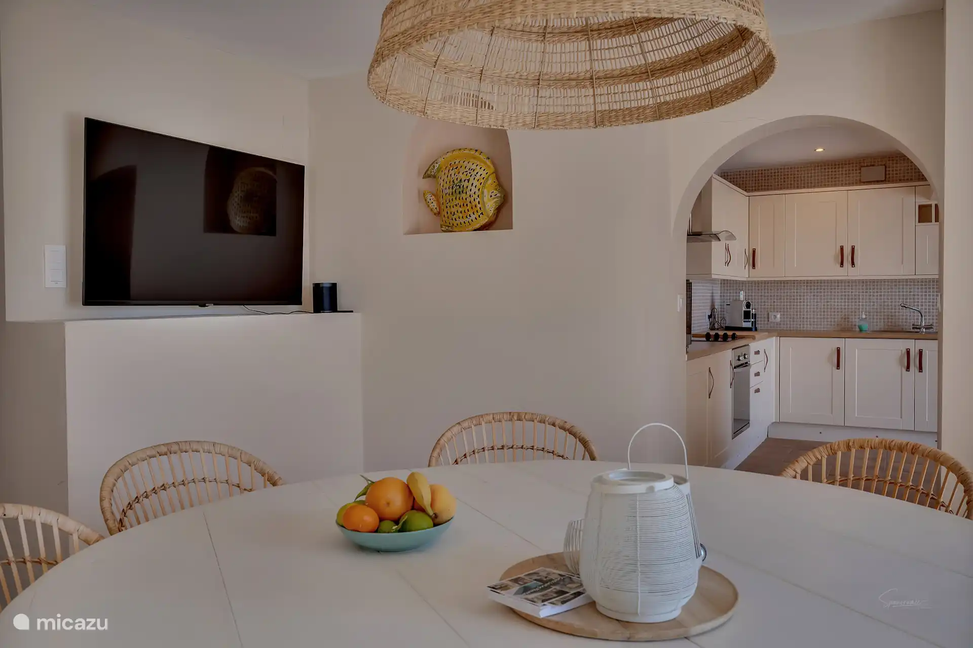 Wohnzimmer im Erdgeschoss durchsichtige Küche