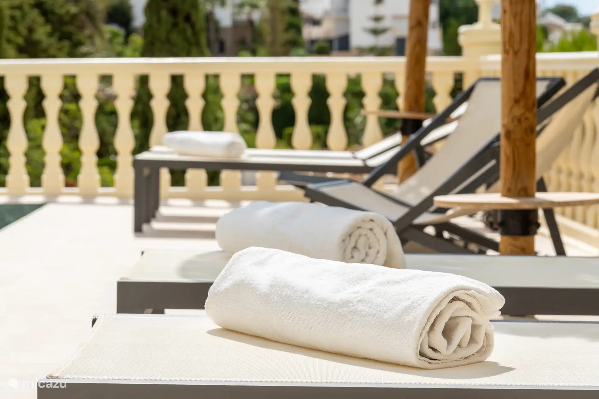 Liegebetten mit Sonnenschirm