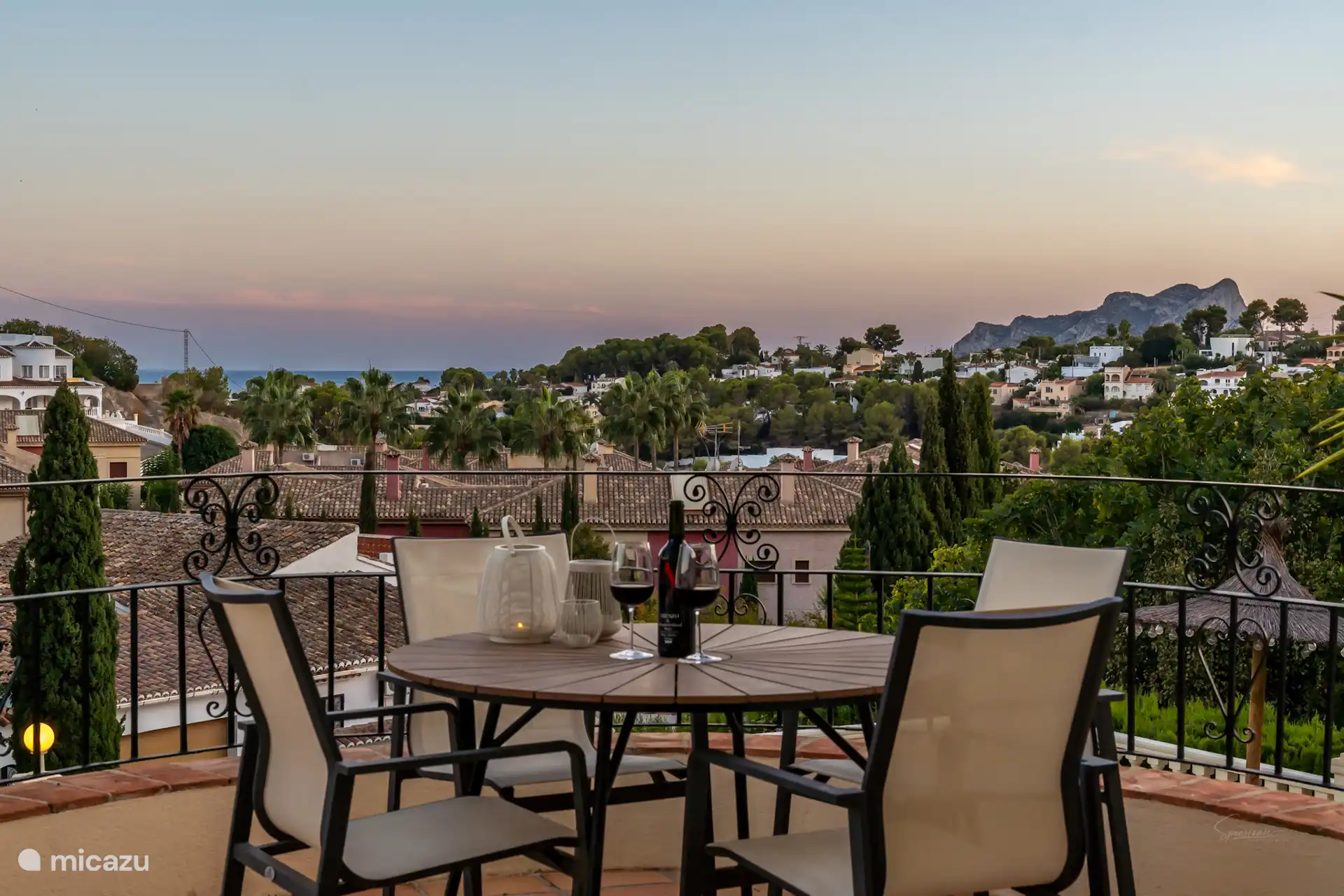 Blick auf die Dachterrasse im ersten Stock bei Einbruch der Dämmerung