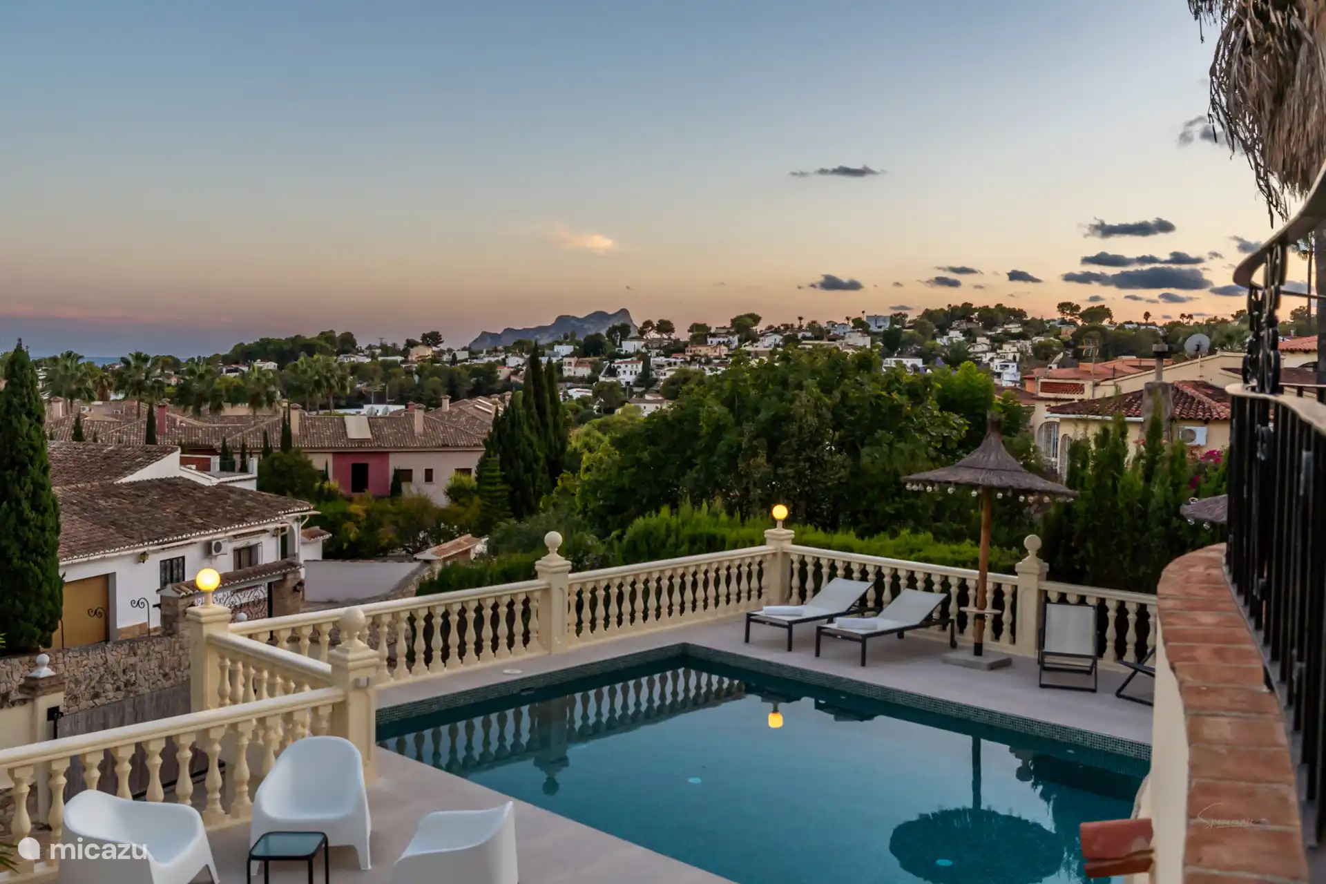 Blick auf die Dachterrasse bei Einbruch der Dämmerung