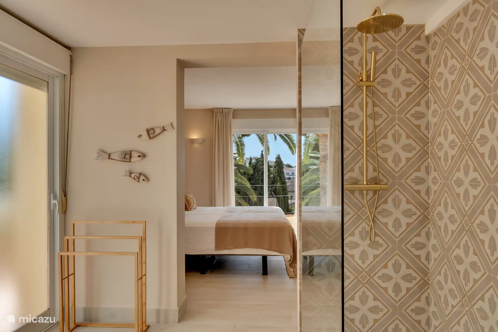 Durchsichtiges Badezimmer-Hauptschlafzimmer im ersten Stock