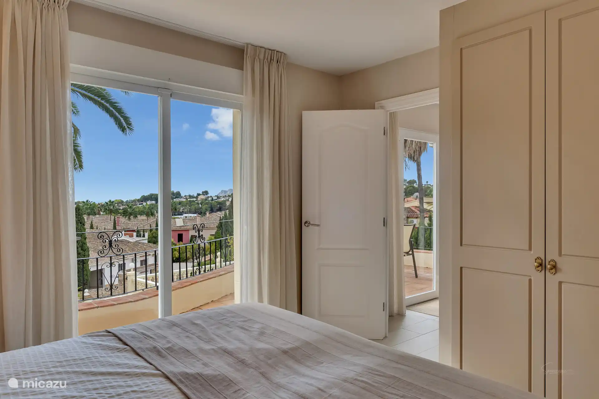 Ansicht im Hauptschlafzimmer im Erdgeschoss