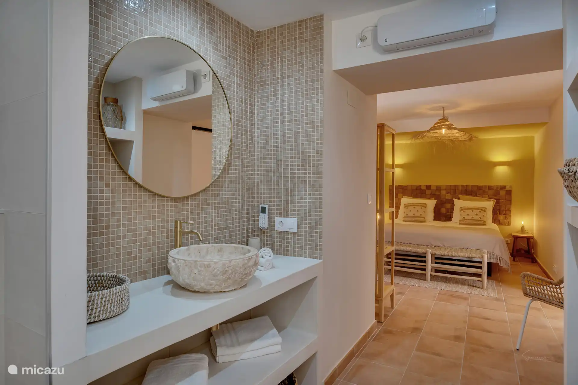 Erdgeschoss-Badezimmer mit eigenem Bad