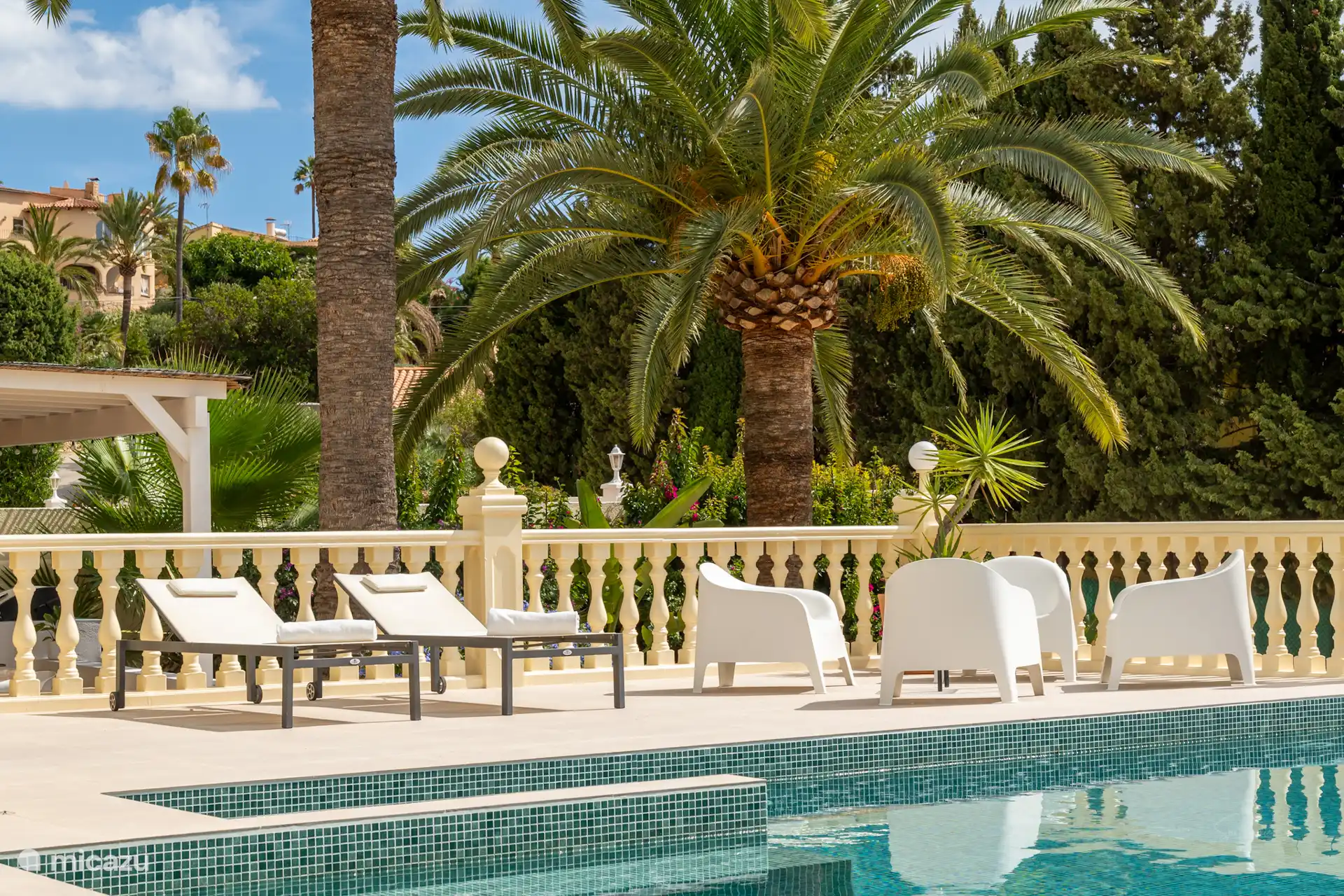 Lange Betten und Sitzbereich