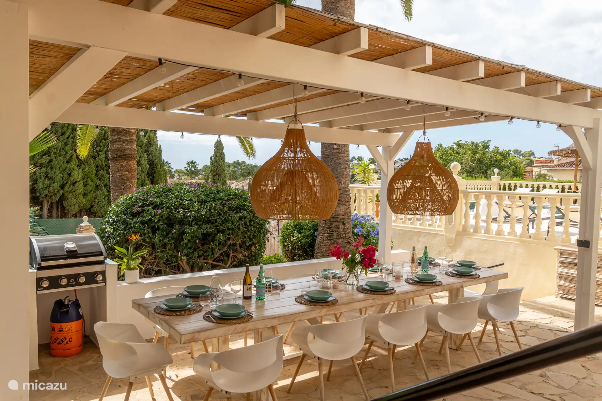 Pergola im Erdgeschoss mit Außenküche und Esstisch