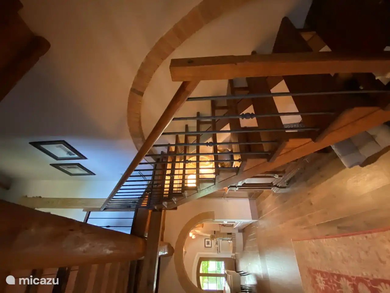 El salón central de la casa le da al conjunto encanto y grandeza.