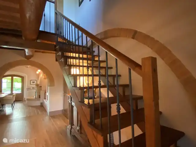 Casa dei Fiore/Montalcino/d’Orcia | Italie, Toscane, Buonconvento - maison mitoyenne le hall central de la maison donne à l'ensemble allure et grandeur.