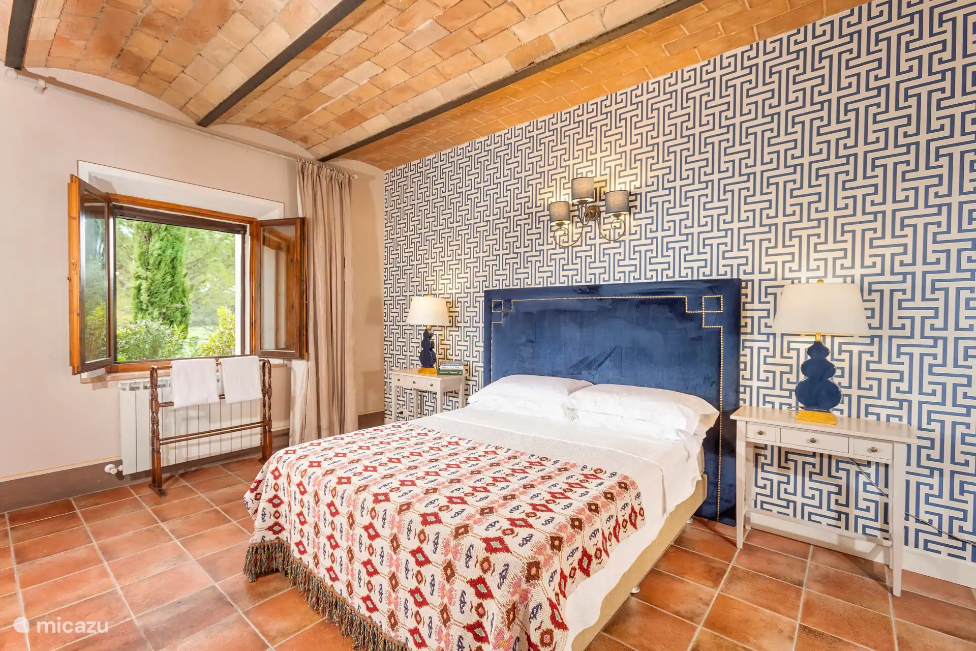 Dormitorio doble con cama de matrimonio y baño privado