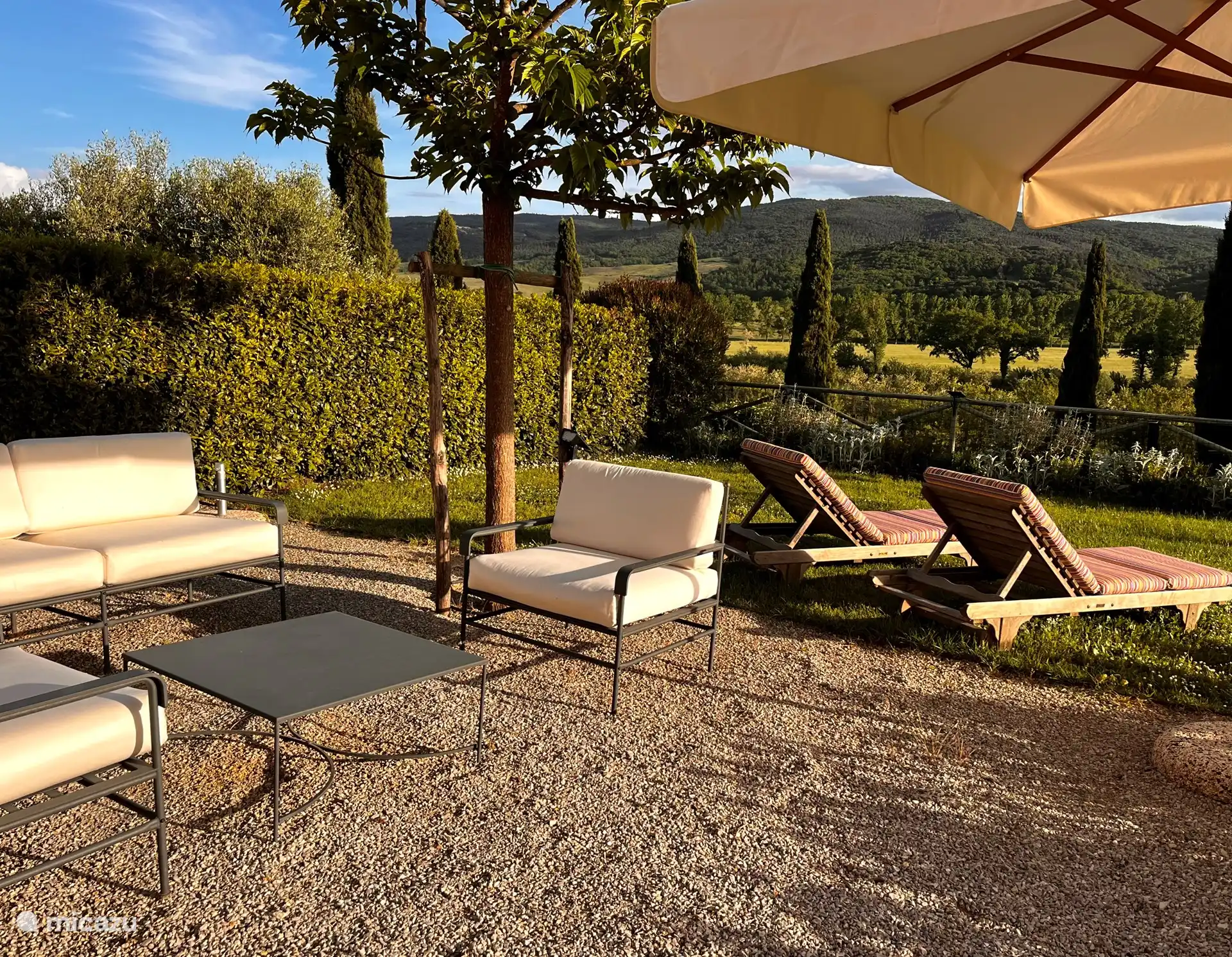 Salón con vistas a Montalcino y al campo de golf de Ferragamo