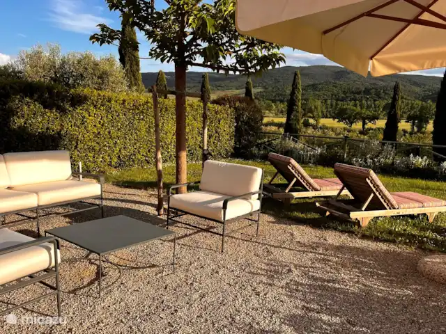 Casa dei Fiore/Montalcino/d’Orcia | Italie, Toscane, Buonconvento - maison mitoyenne Coin salon avec vue sur Montalcino et le parcours de golf de Ferragamo