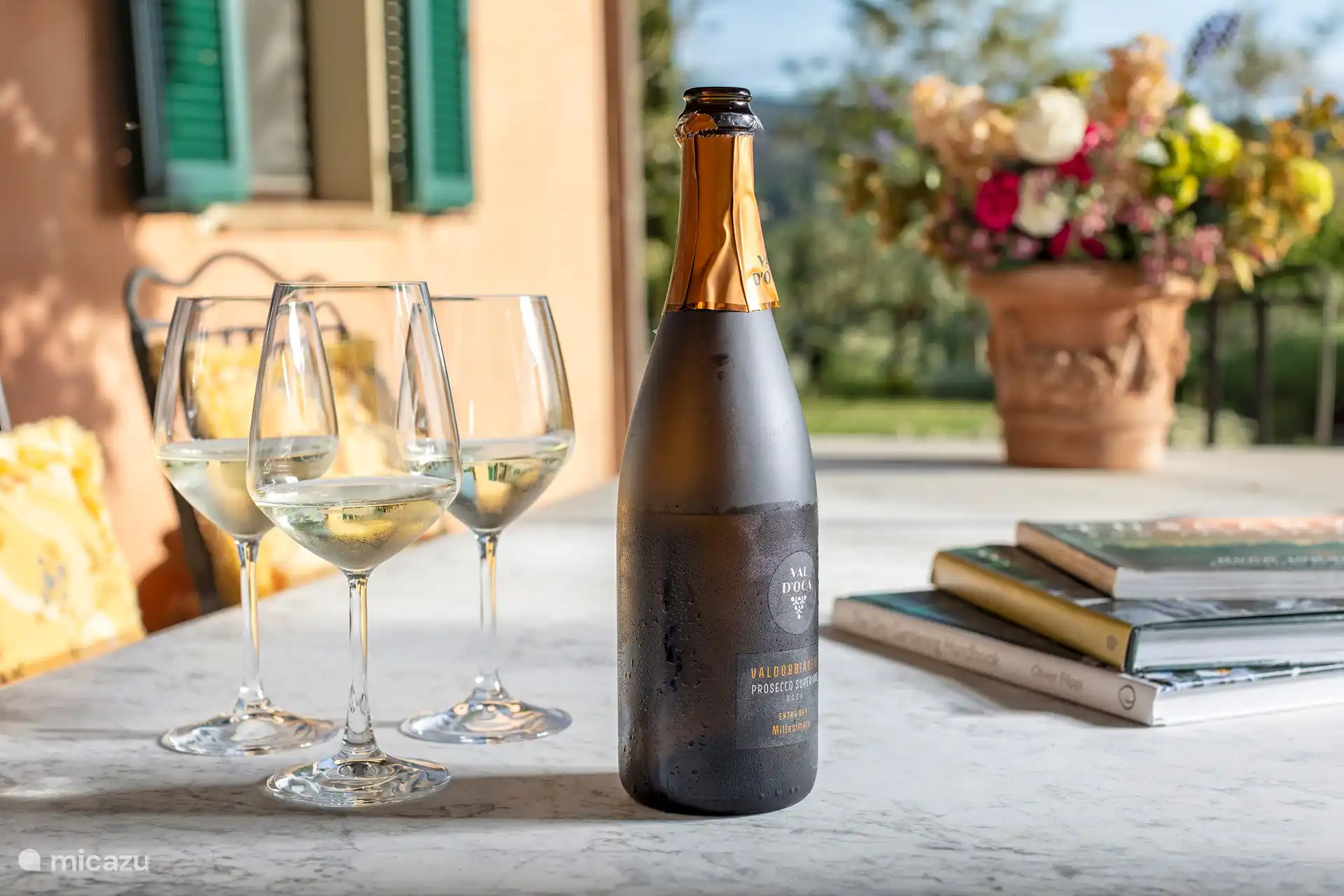 Hay mucho espacio en el jardín para comer en la mesa de mármol o descansar en una de las dos zonas para sentarse.