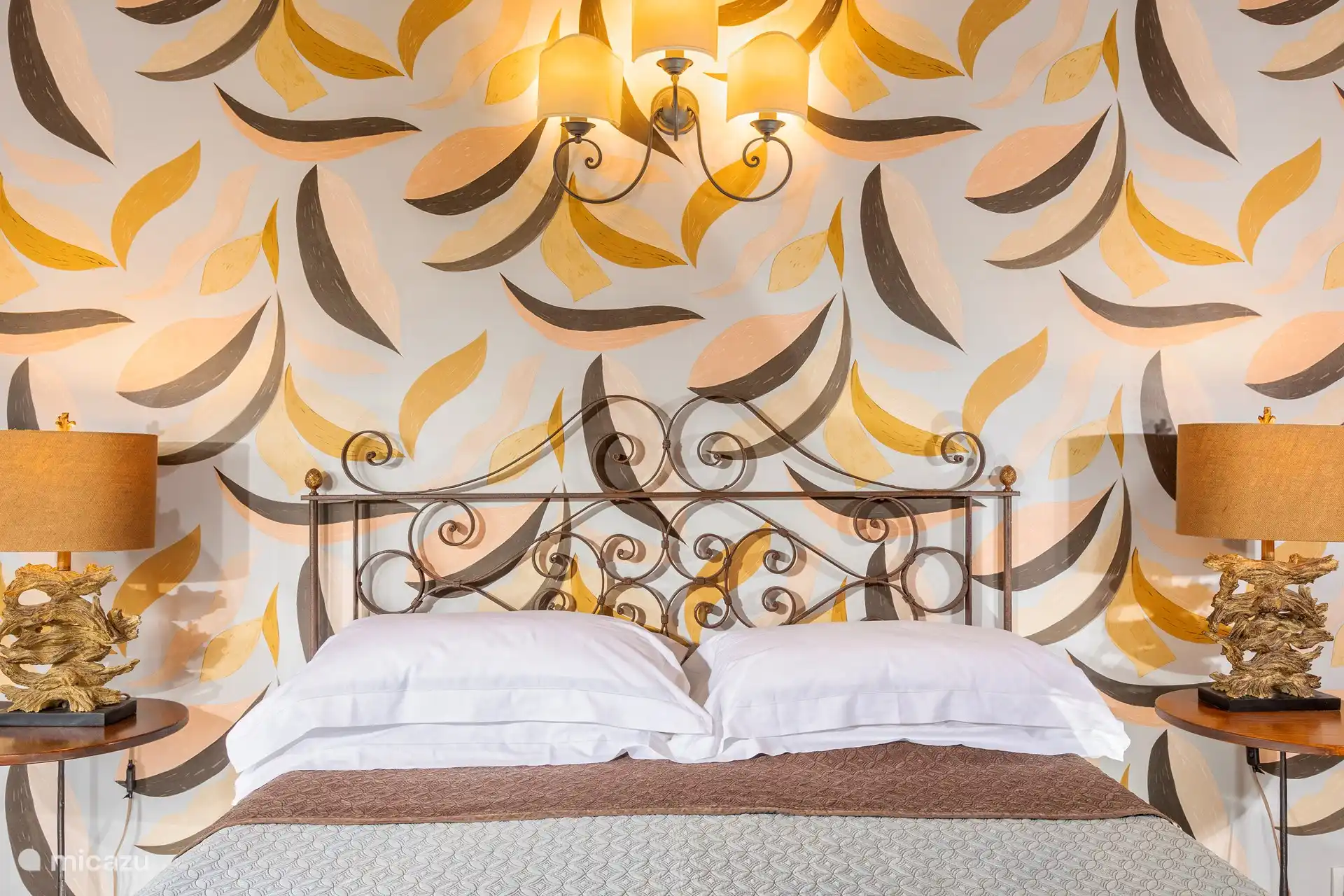 tercer dormitorio con cama doble blanca y vista a la piscina