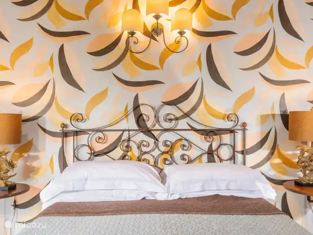 Casa dei Fiore/Montalcino/d’Orcia | Italie, Toscane, Buonconvento - maison mitoyenne troisième chambre blanche avec lit double et vue sur la piscine