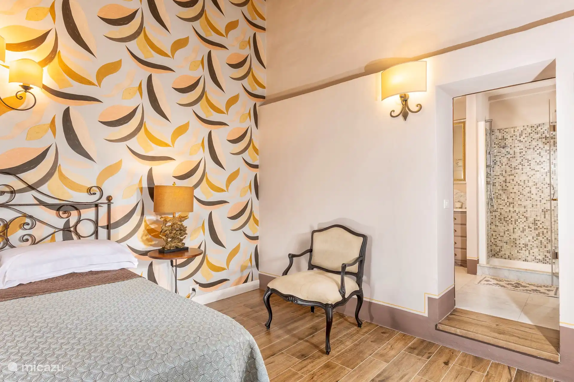 dormitorio 3 con cama de matrimonio y baño privado