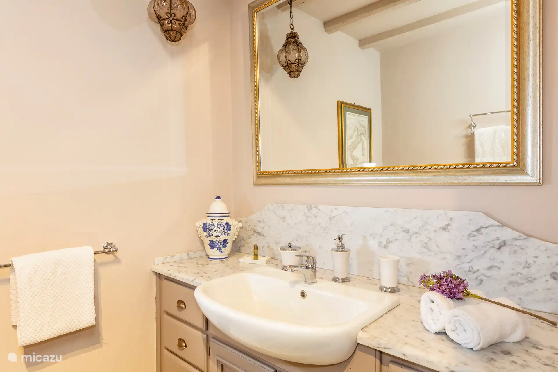 Cuarto de baño del tercer dormitorio doble con ducha, WC, bidet y lavabo.